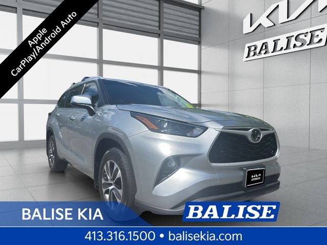 2022 Toyota Highlander XLE in Celestial Silver Metallic — front three-quarter view